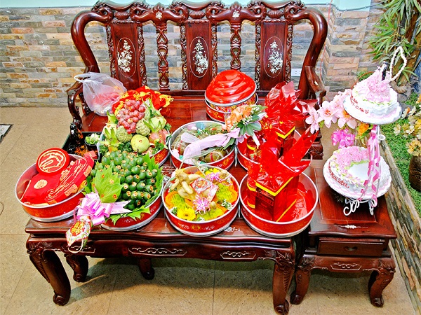 Anh rmột mâu quả cho đội bê tráp