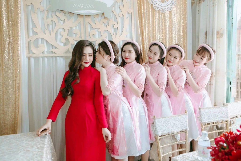 Chọn áo dài với màu sắc quyến rũ