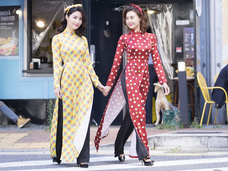 Áo dài cô Ba Sài Gòn đẹp đi kèm với băng đô điệu đà được các bạn gái yêu thích. Ảnh: Internet