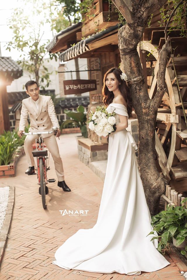 Áo dài và phong cách chụp ảnh cưới Hàn Quốc sẽ mang lại cho bạn những bức ảnh tuyệt đẹp nhất về tình yêu và sự kết hợp hoàn hảo giữa văn hoá Việt Nam và Hàn Quốc. Đến các Studio chụp ảnh cưới Hàn Quốc tại Việt Nam để tận hưởng những khoảnh khắc đáng nhớ trong cuộc đời.