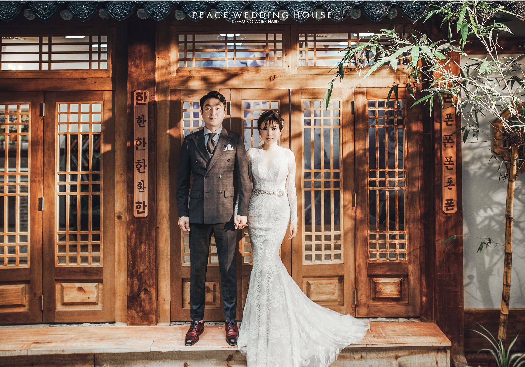 Ảnh cưới Hàn Quốc phong cách Thần Sầu - một xu hướng mới, thể hiện sự táo bạo và độc đáo của các cặp đôi. Với những bộ trang phục cầu kỳ, phối hợp chi tiết, màu sắc độc đáo, đồng hành cùng tone màu sáng, bạn sẽ tự mình khẳng định được tình yêu của mình.