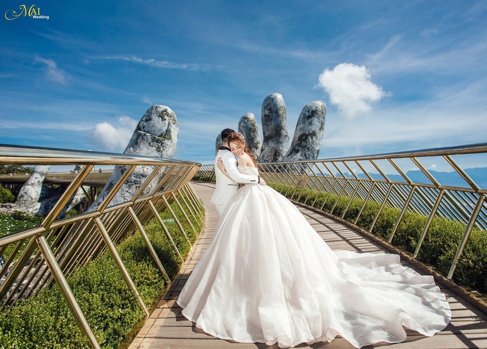 Studio chụp ảnh cưới Đà Nẵng đem đến cho bạn không gian tuyệt vời và chuyên nghiệp để tạo ra những bức ảnh cưới đẹp nhất. Với các chủ đề và phong cách đa dạng, bạn sẽ có nhiều lựa chọn để thể hiện tình yêu của mình. Hãy để chúng tôi giúp bạn ghi lại khoảnh khắc tuyệt đẹp của cuộc đời mình.