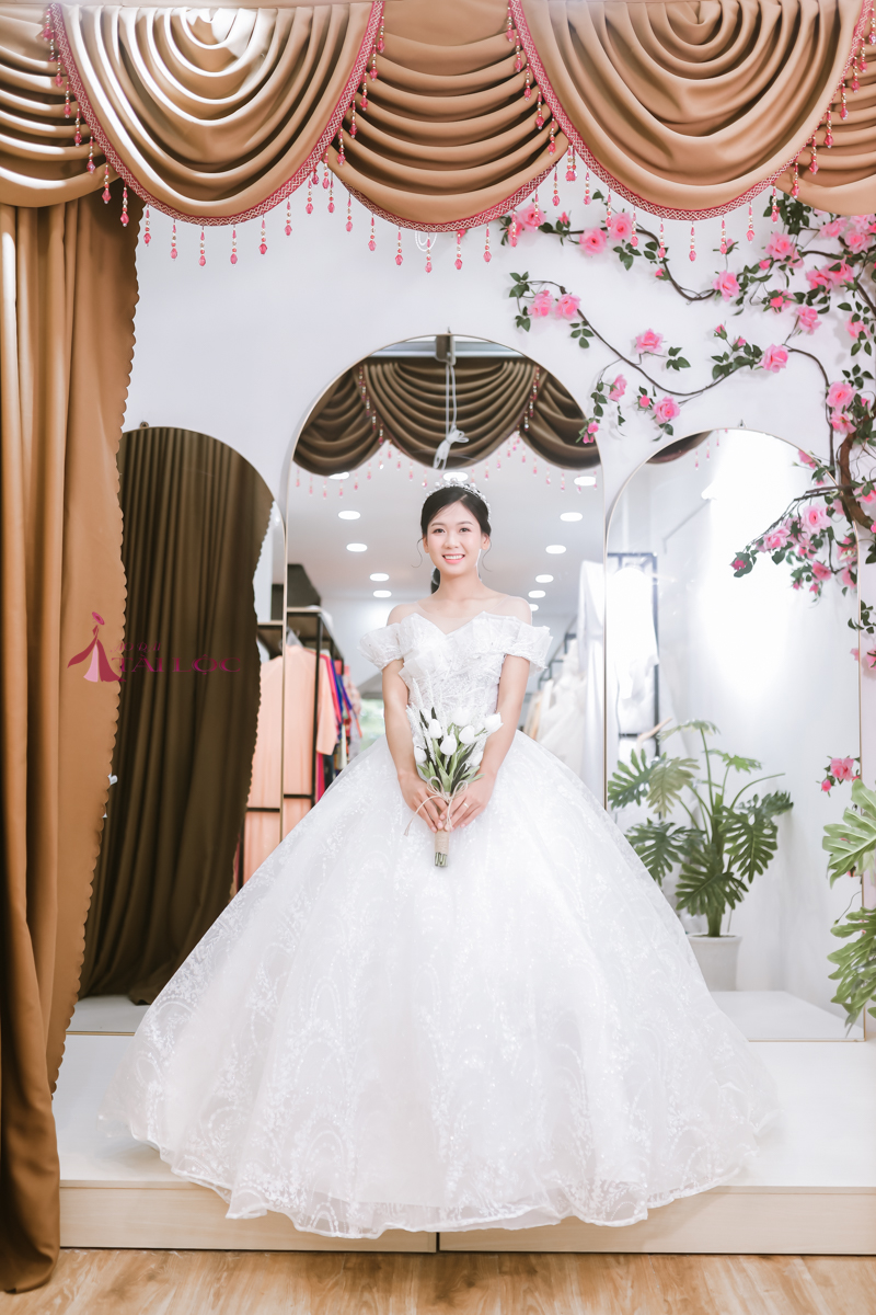 Loạt váy cưới nghìn đô Minh Hằng đầu tư trong đám cưới bạc tỷ