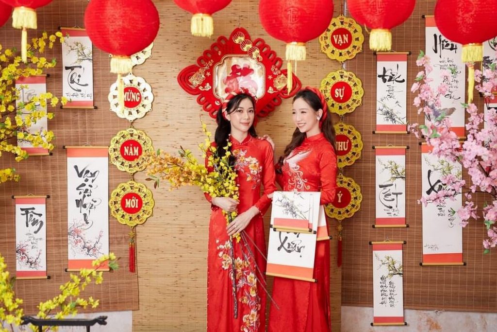 Áo dài xuân màu đỏ truyền thống Áo dài xuân màu đỏ truyền thống