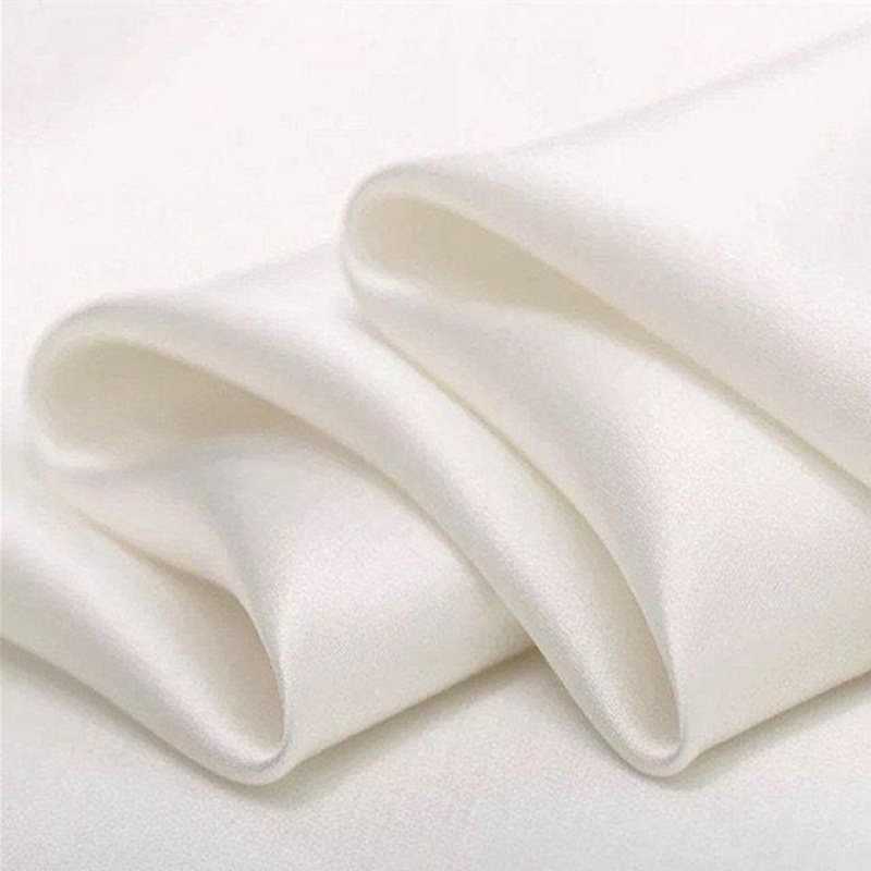 Vải lụa- chất liệu vải được sử dụng nhiều để may áo dài trắng