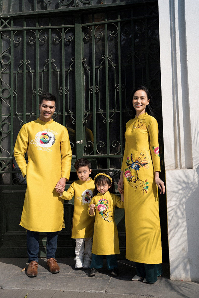Áo dài cách tân gia đình màu vàng