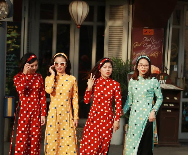 Áo dài hoa nhí màu cam phong cách Cô Ba Sài Gòn