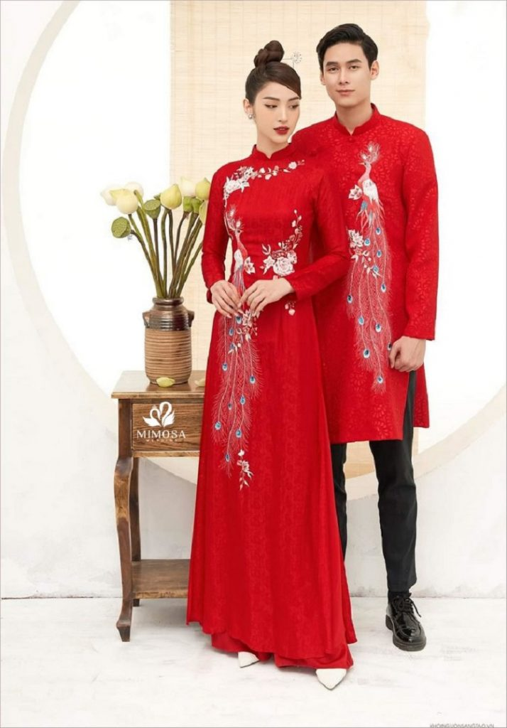 Hoa văn áo dài cưới gấm đỏ vô cùng tinh tế
